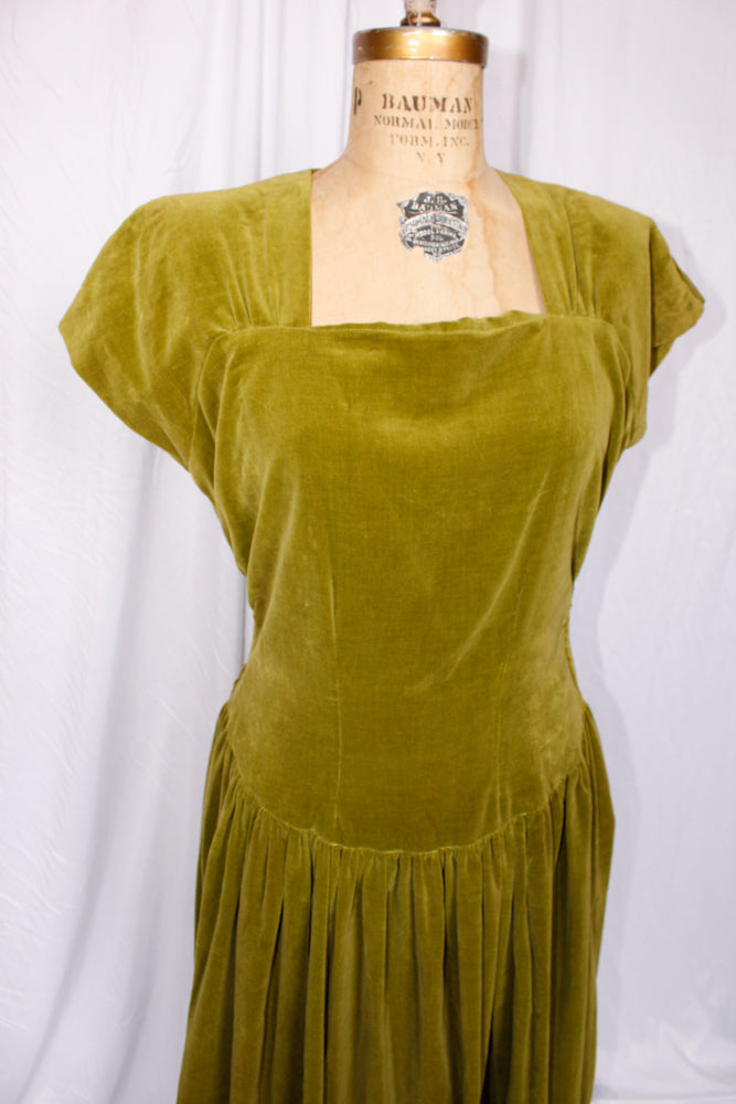 1940s Pistachio Green Velvet Gown - M/L
