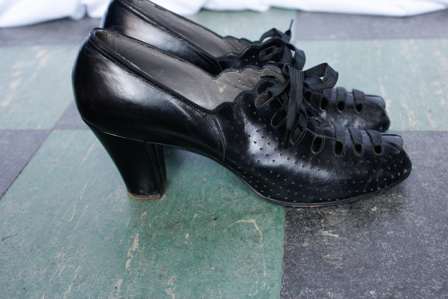 1940s Red Cross Black Lace Up Heels - 8N