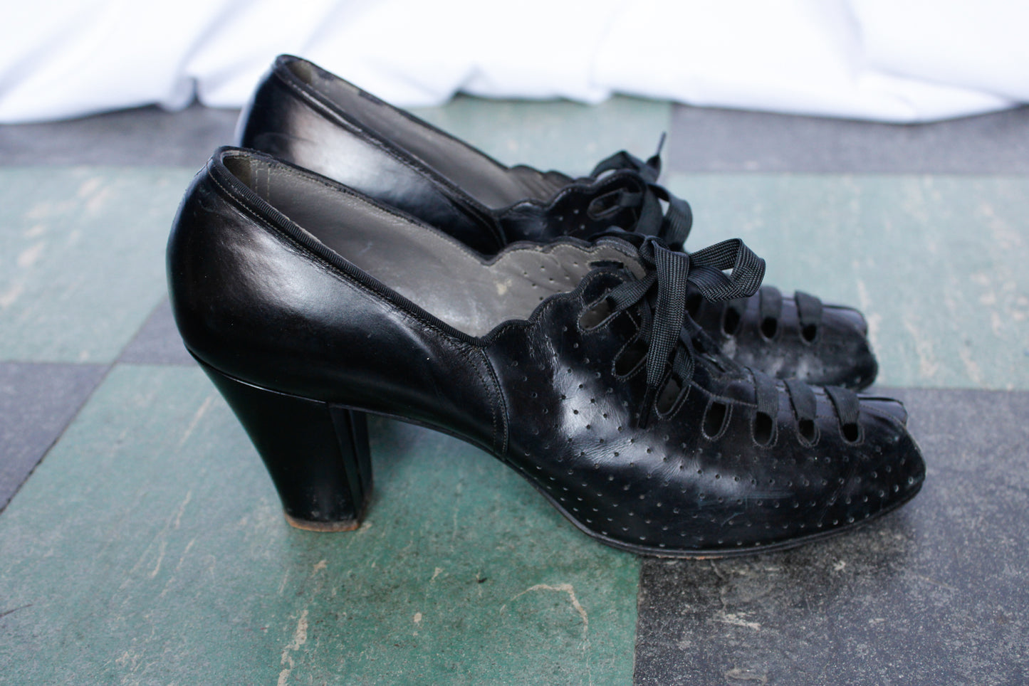 1940s Red Cross Black Lace Up Heels - 8N