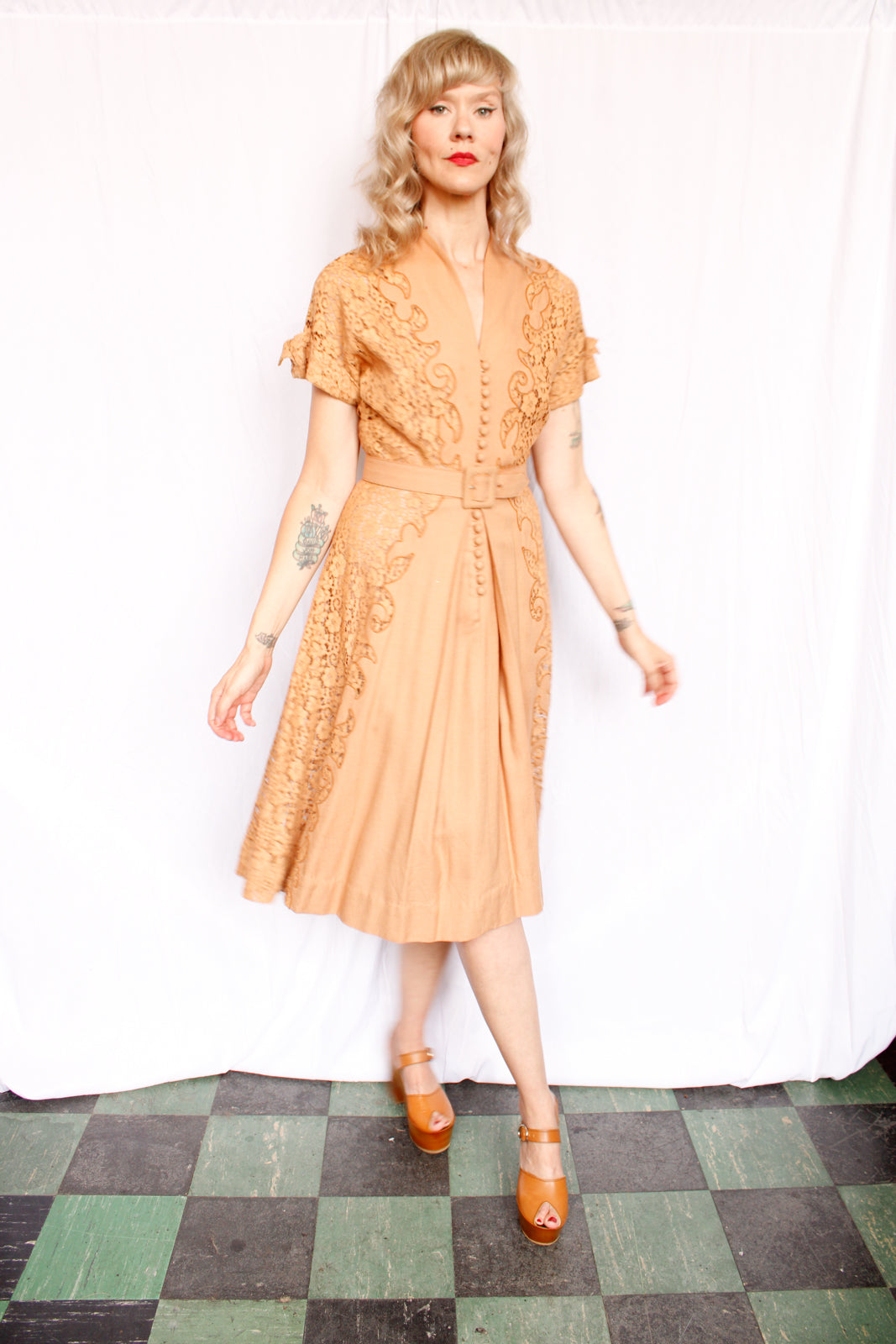 1940s Caramel Linen & Lace Dress - Medium