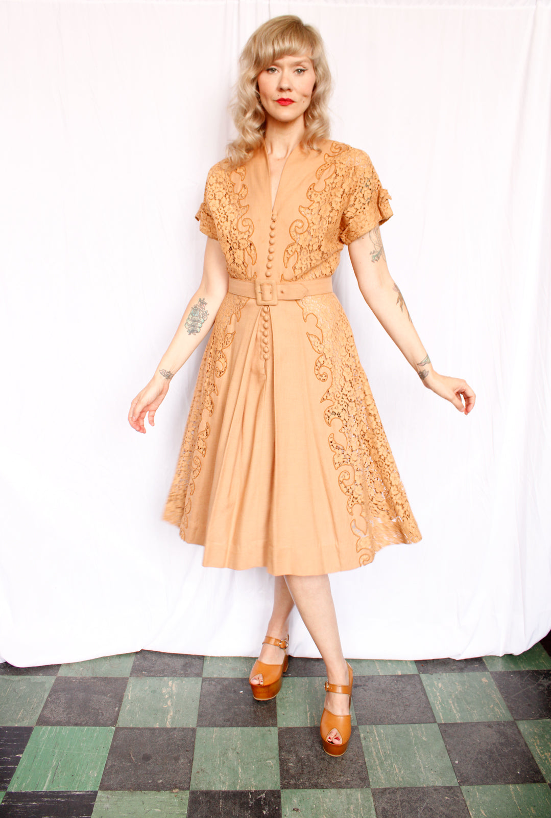 1940s Caramel Linen & Lace Dress - Medium