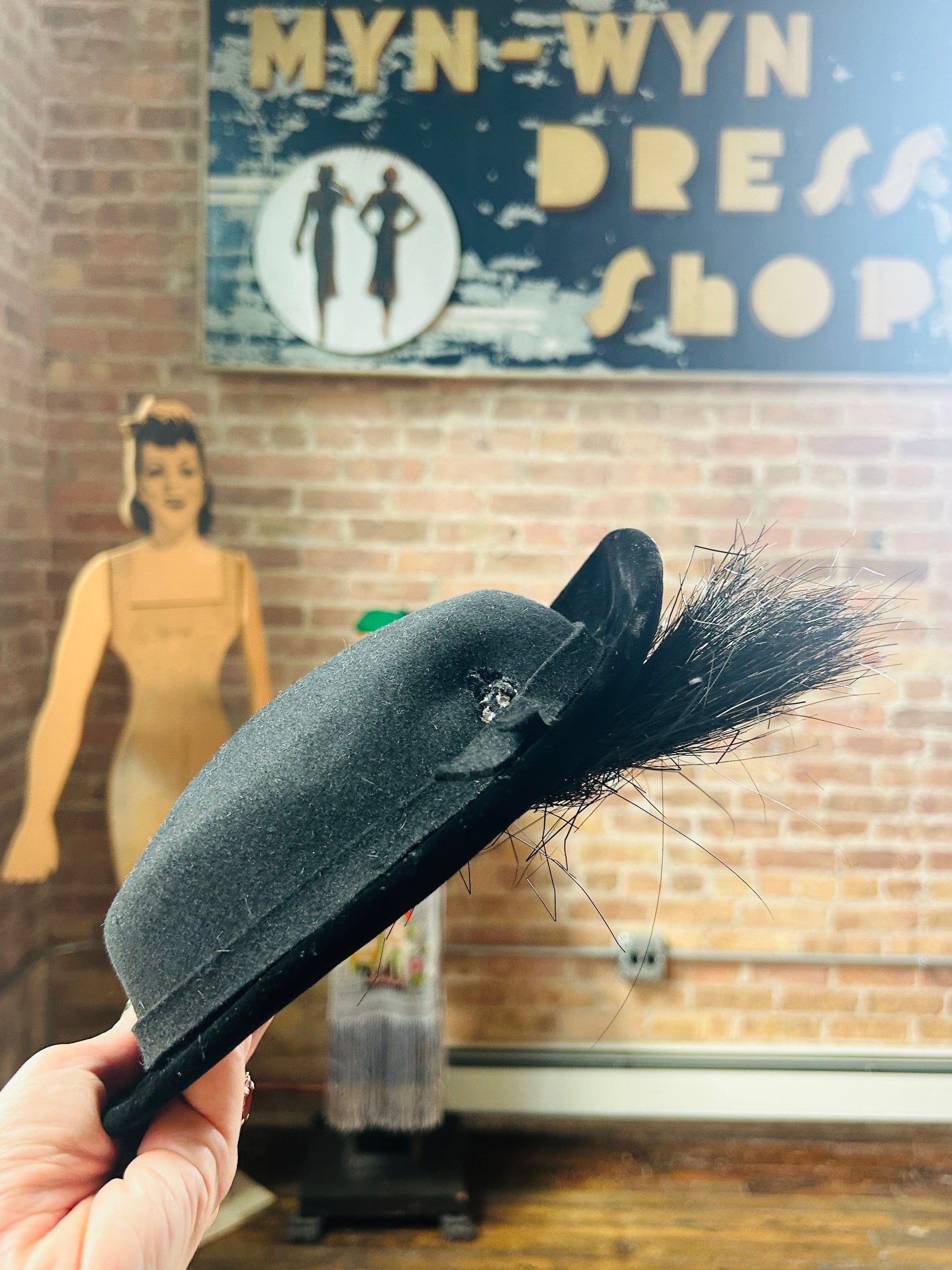 1940s Black Wool Felt hat with Feathers 