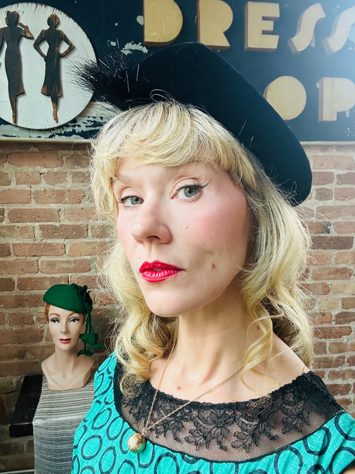 1940s Black Wool Felt hat with Feathers 