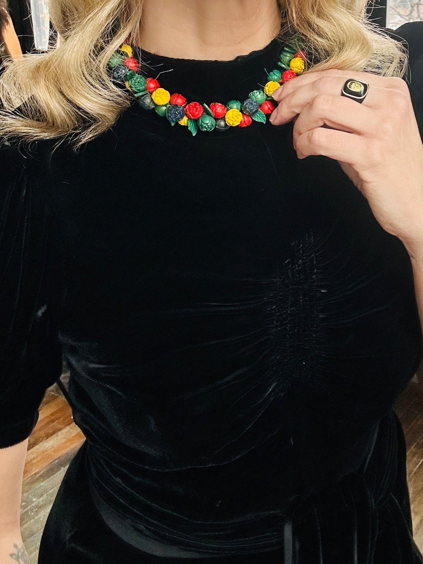 1940s Carved Bakelite & Celluloid Flower Necklace 