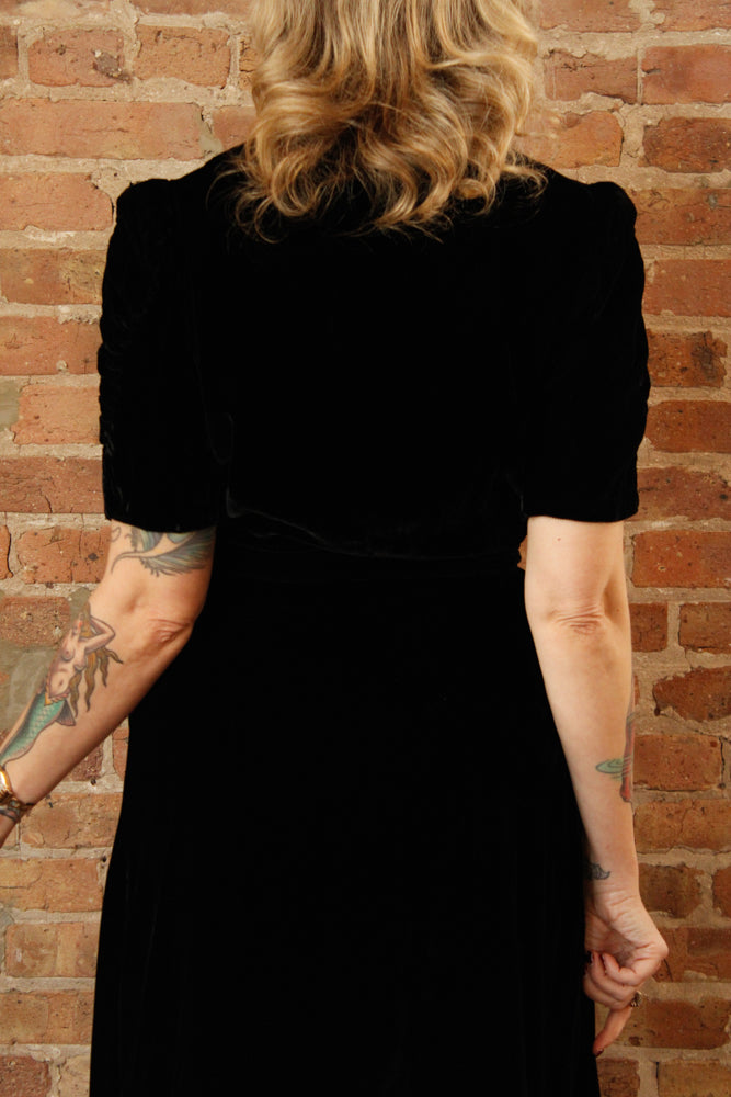 1930s Black Puff Sleeve Silk Velvet Dress with Belt - Large 