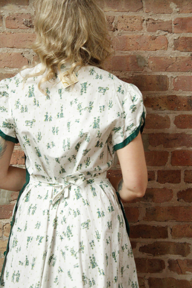 1940s Victorian Stroll Novelty Print Dress - Large