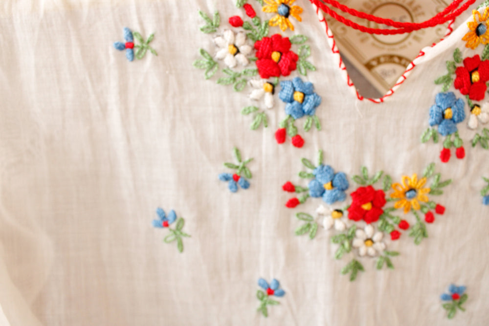 1940s Hungarian Cotton Gauze Floral Embroidered Top - Xsmall