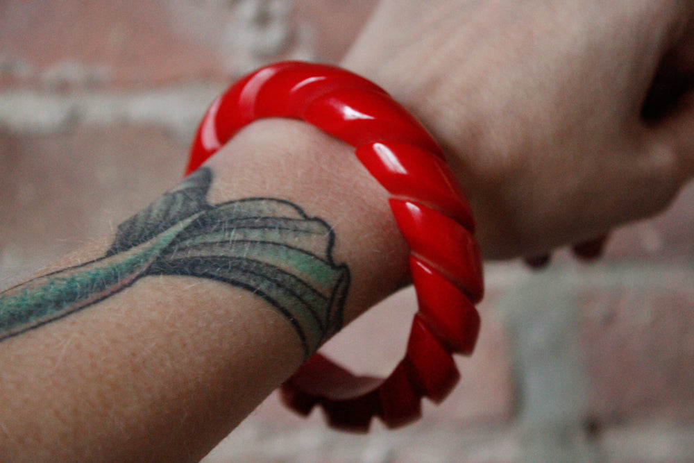 1940s Red Bakelite Carved Rope Bangle