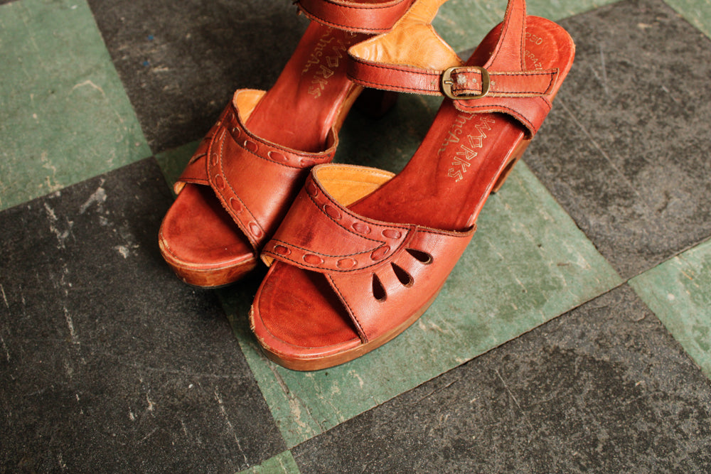 FRYE Coral Criss Cross Leather Wooden Heeled Open Toe Sandals 70s Inspired  Sz 9 | Leather heels, Open toe sandals, Leather heels sandals