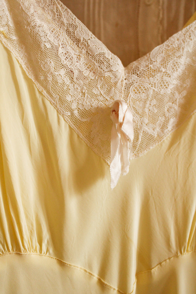 1940s Aristocraft Rayon & Lace Yellow Slip Dress - S/M