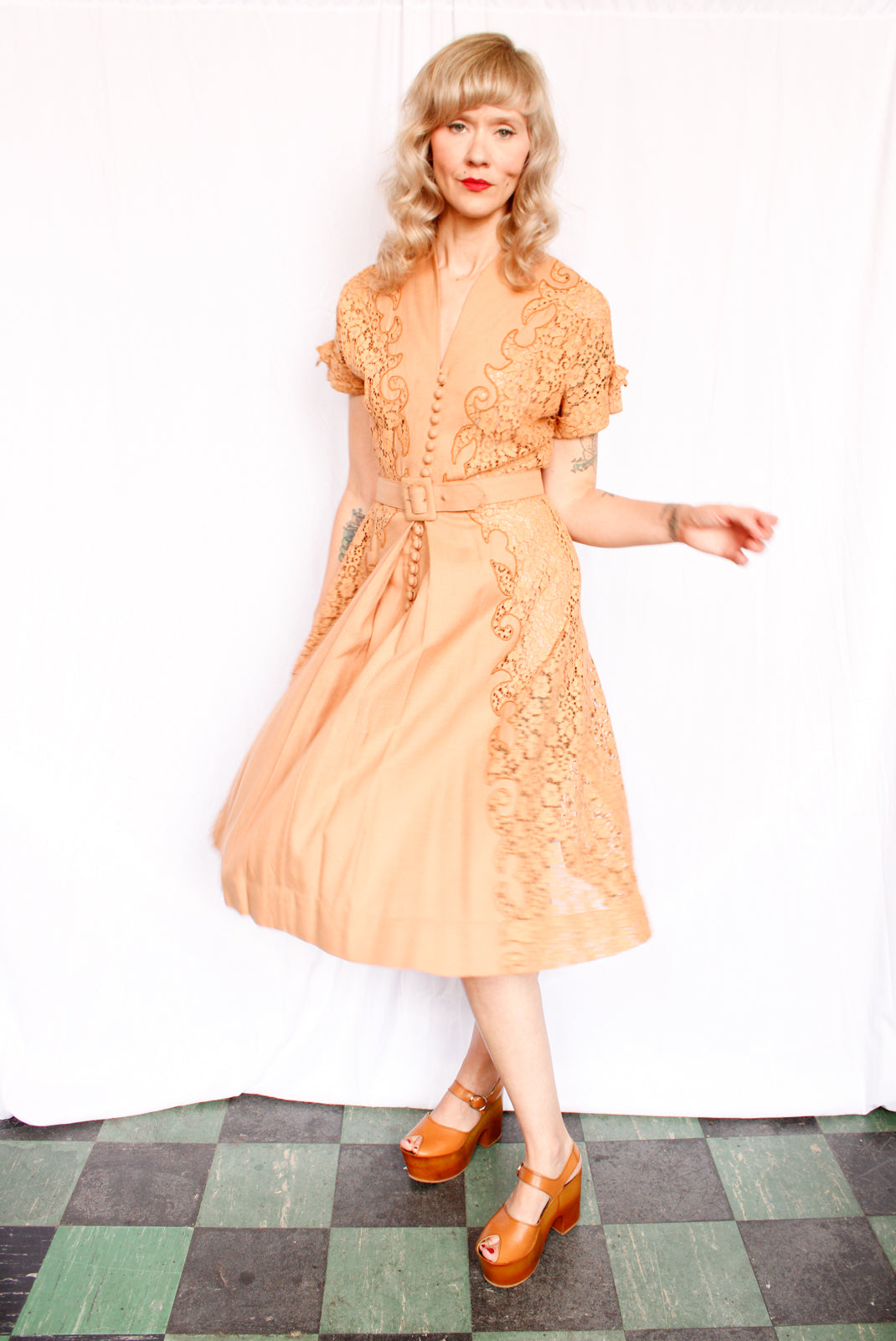 1940s Caramel Linen & Lace Dress - Medium