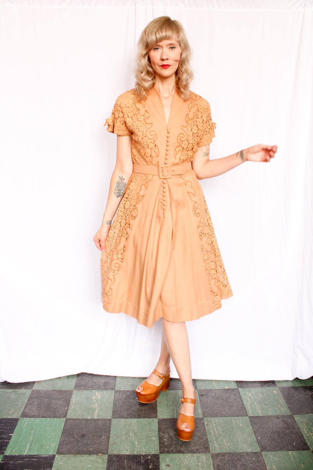 1940s Caramel Linen & Lace Dress - Medium