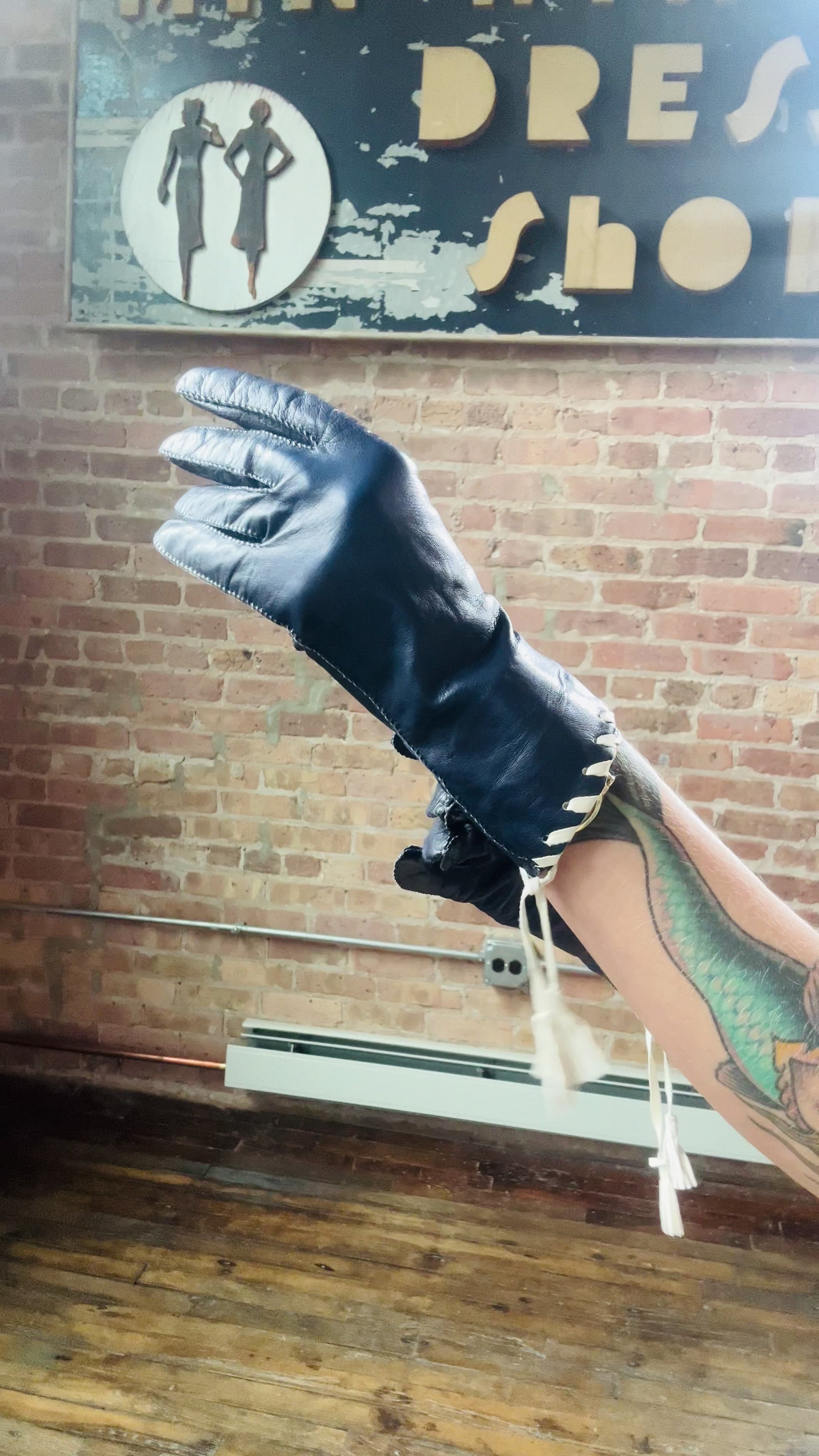 1940s Supple Navy Leather Gloves - size 8