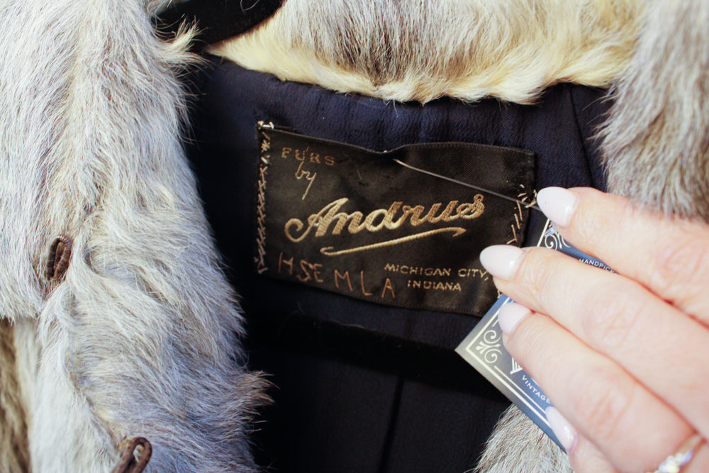 1940s Artic Fox Fur Silk Lined Coat - Large

Sustainable, Eco-friendly, secondhand vintage fashion ~Stunning 1940s Artic Fox Fur Coat