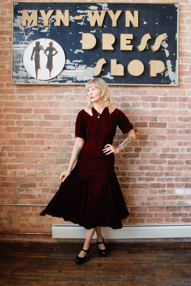 1930s Bordeaux Silk Velvet Vampy Dress - Small

Sustainable, Eco-friendly, secondhand vintage fashion ~1930s Vampy Silk Velvet Dress