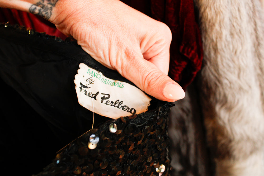 1950s Fred Perlberg Sequin & Tulle Halter Gown - S/M

Sustainable, Eco-friendly, secondhand vintage fashion ~Gorgeous and timeless Ball gown by Fred Perlberg ~Black Sequined Bodice with hook eye halter neckline