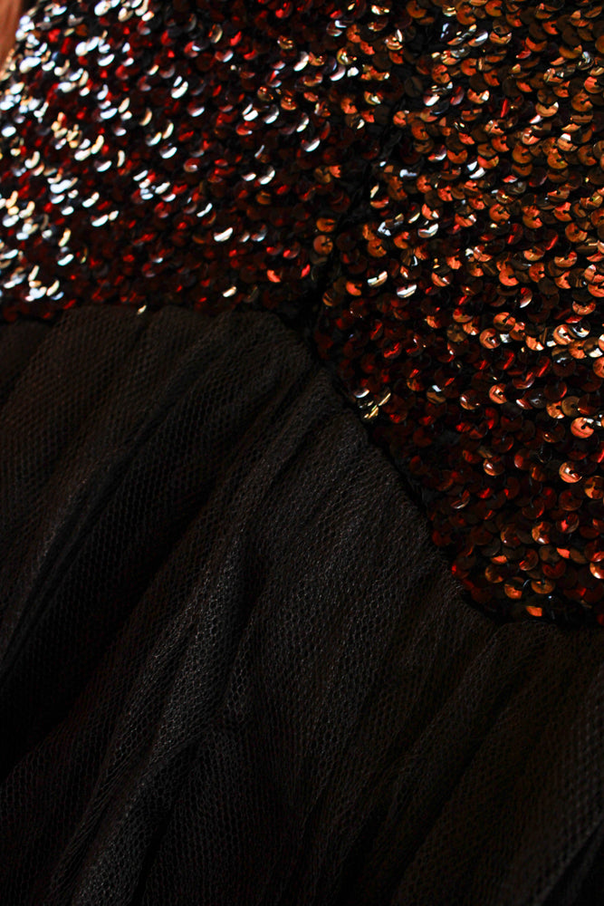 1950s Fred Perlberg Sequin & Tulle Halter Gown - S/M

Sustainable, Eco-friendly, secondhand vintage fashion ~Gorgeous and timeless Ball gown by Fred Perlberg ~Black Sequined Bodice with hook eye halter neckline