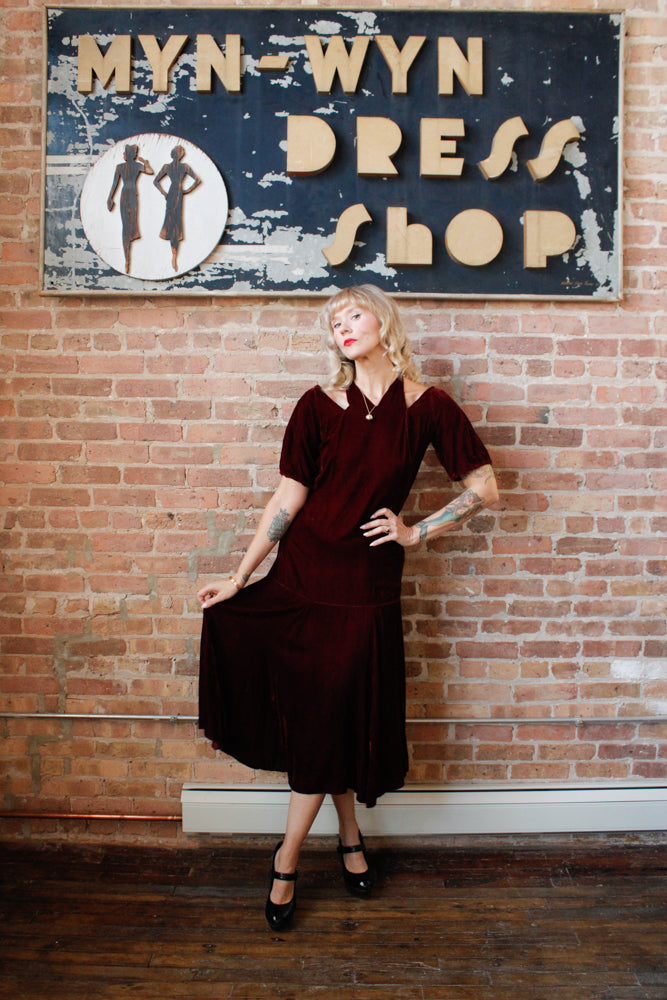 1930s Bordeaux Silk Velvet Vampy Dress - Small

Sustainable, Eco-friendly, secondhand vintage fashion ~1930s Vampy Silk Velvet Dress