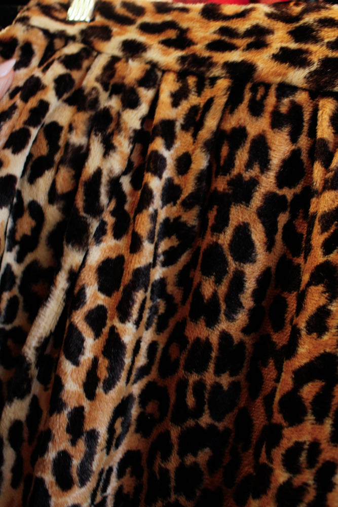 1960s Leopard Plush Pencil Skirt - Small

Sustainable, Eco-friendly, secondhand vintage fashion ~1960s Plush Faux Fur Leopard print pencil skirt 