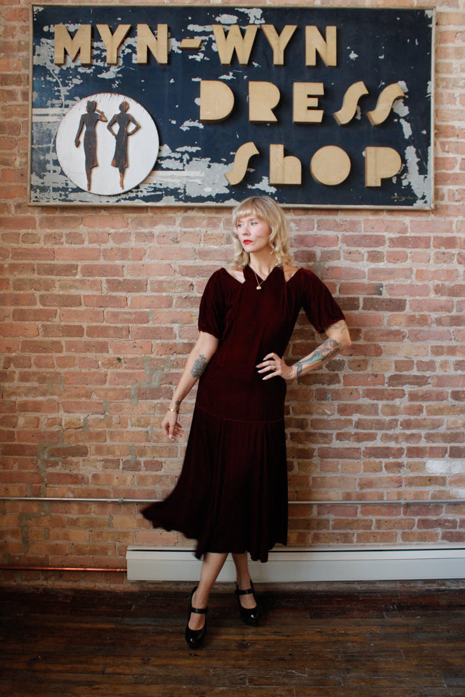1930s Bordeaux Silk Velvet Vampy Dress - Small

Sustainable, Eco-friendly, secondhand vintage fashion ~1930s Vampy Silk Velvet Dress