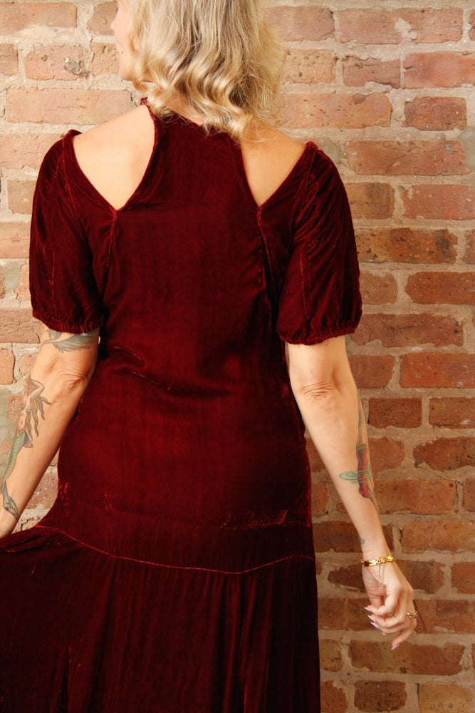 1930s Bordeaux Silk Velvet Vampy Dress - Small

Sustainable, Eco-friendly, secondhand vintage fashion ~1930s Vampy Silk Velvet Dress