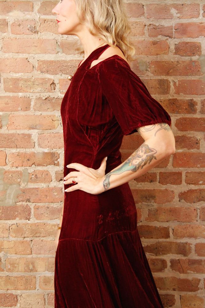 1930s Bordeaux Silk Velvet Vampy Dress - Small

Sustainable, Eco-friendly, secondhand vintage fashion ~1930s Vampy Silk Velvet Dress