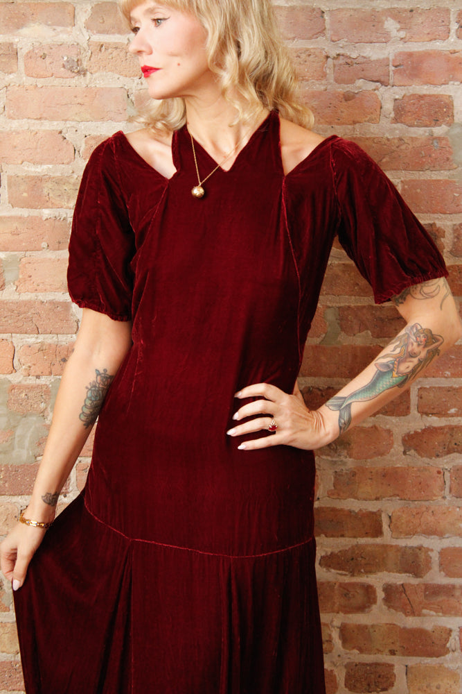 1930s Bordeaux Silk Velvet Vampy Dress - Small

Sustainable, Eco-friendly, secondhand vintage fashion ~1930s Vampy Silk Velvet Dress