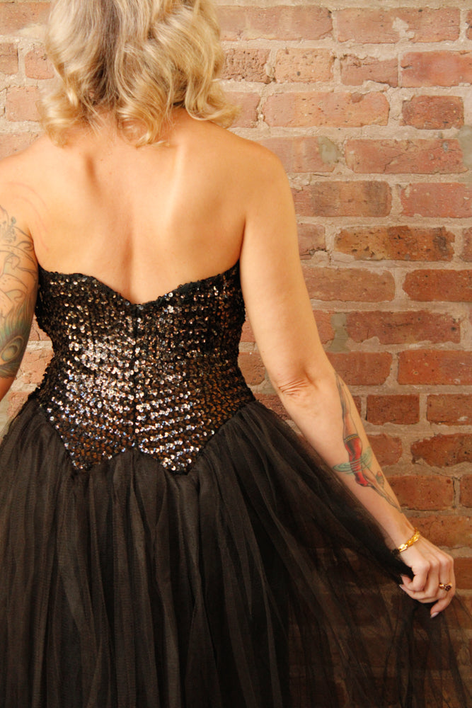 1950s Fred Perlberg Sequin & Tulle Halter Gown - S/M

Sustainable, Eco-friendly, secondhand vintage fashion ~Gorgeous and timeless Ball gown by Fred Perlberg ~Black Sequined Bodice with hook eye halter neckline