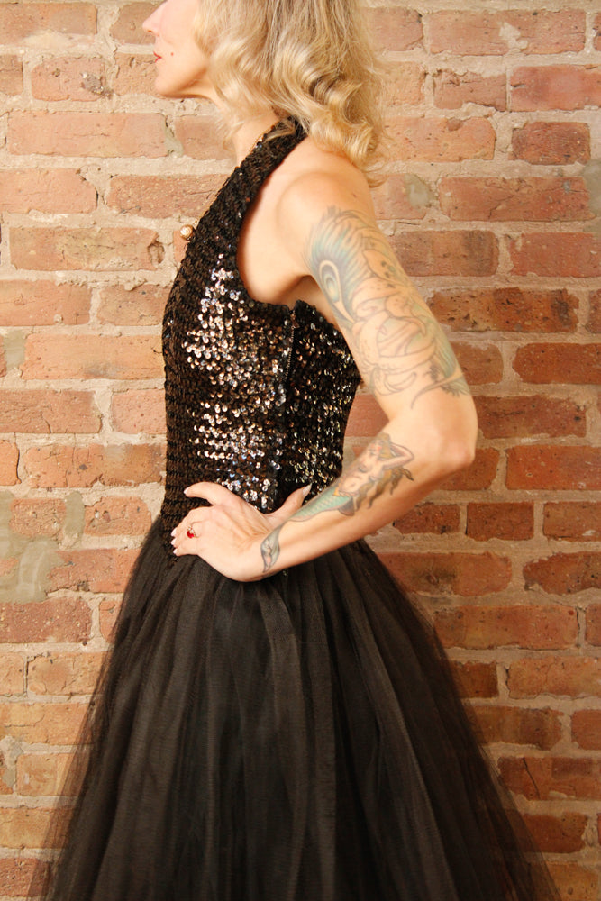 1950s Fred Perlberg Sequin & Tulle Halter Gown - S/M

Sustainable, Eco-friendly, secondhand vintage fashion ~Gorgeous and timeless Ball gown by Fred Perlberg ~Black Sequined Bodice with hook eye halter neckline