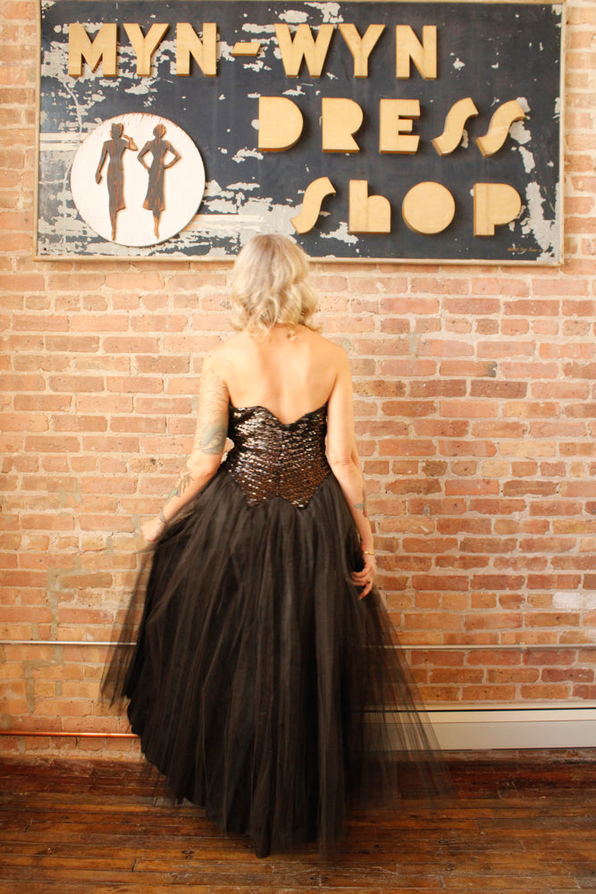1950s Fred Perlberg Sequin & Tulle Halter Gown - S/M

Sustainable, Eco-friendly, secondhand vintage fashion ~Gorgeous and timeless Ball gown by Fred Perlberg ~Black Sequined Bodice with hook eye halter neckline