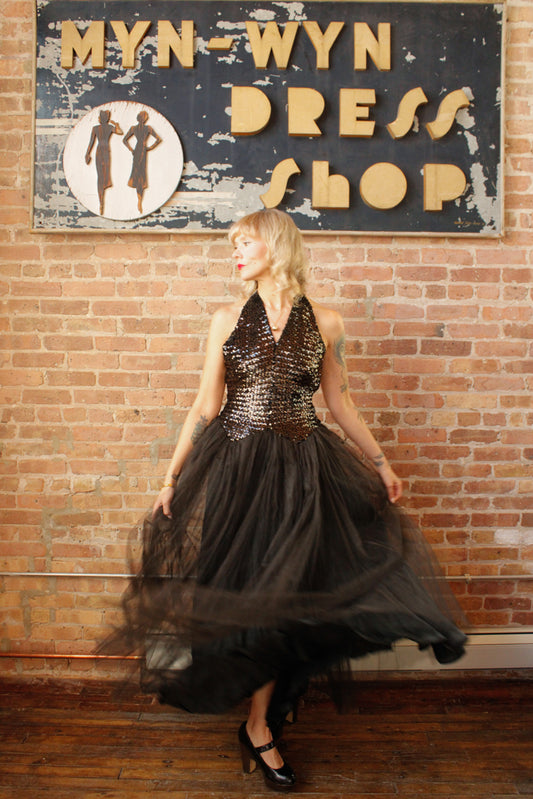1950s Fred Perlberg Sequin & Tulle Halter Gown - S/M

Sustainable, Eco-friendly, secondhand vintage fashion ~Gorgeous and timeless Ball gown by Fred Perlberg ~Black Sequined Bodice with hook eye halter neckline