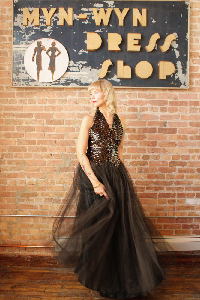 1950s Fred Perlberg Sequin & Tulle Halter Gown - S/M

Sustainable, Eco-friendly, secondhand vintage fashion ~Gorgeous and timeless Ball gown by Fred Perlberg ~Black Sequined Bodice with hook eye halter neckline