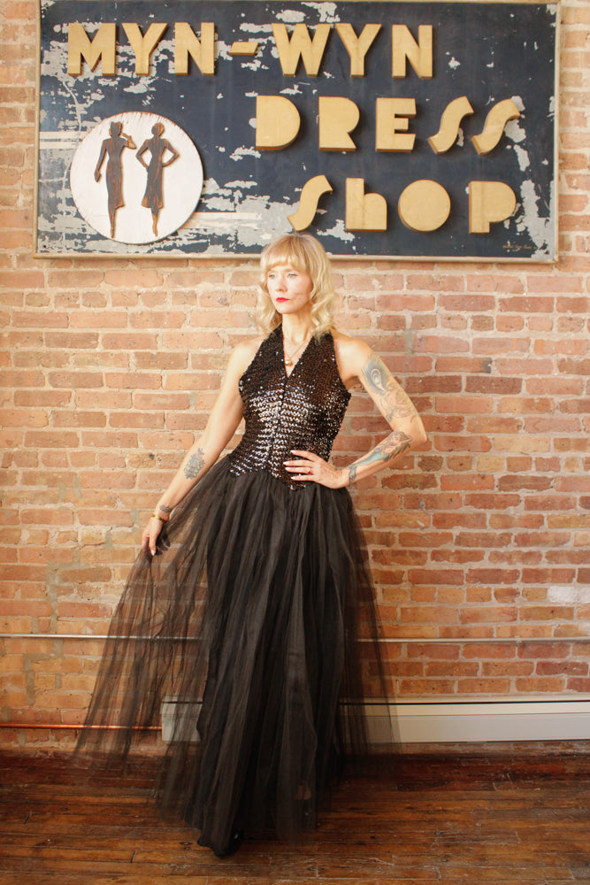 1950s Fred Perlberg Sequin & Tulle Halter Gown - S/M

Sustainable, Eco-friendly, secondhand vintage fashion ~Gorgeous and timeless Ball gown by Fred Perlberg ~Black Sequined Bodice with hook eye halter neckline