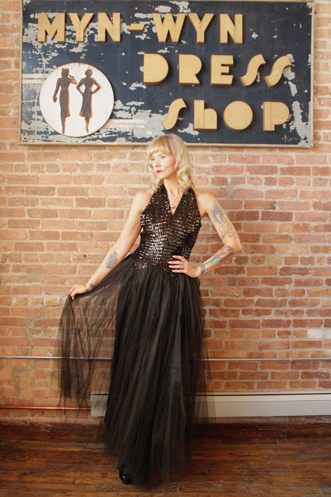 1950s Fred Perlberg Sequin & Tulle Halter Gown - S/M

Sustainable, Eco-friendly, secondhand vintage fashion ~Gorgeous and timeless Ball gown by Fred Perlberg ~Black Sequined Bodice with hook eye halter neckline