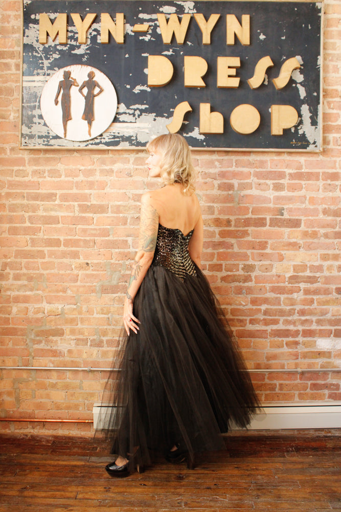1950s Fred Perlberg Sequin & Tulle Halter Gown - S/M

Sustainable, Eco-friendly, secondhand vintage fashion ~Gorgeous and timeless Ball gown by Fred Perlberg ~Black Sequined Bodice with hook eye halter neckline