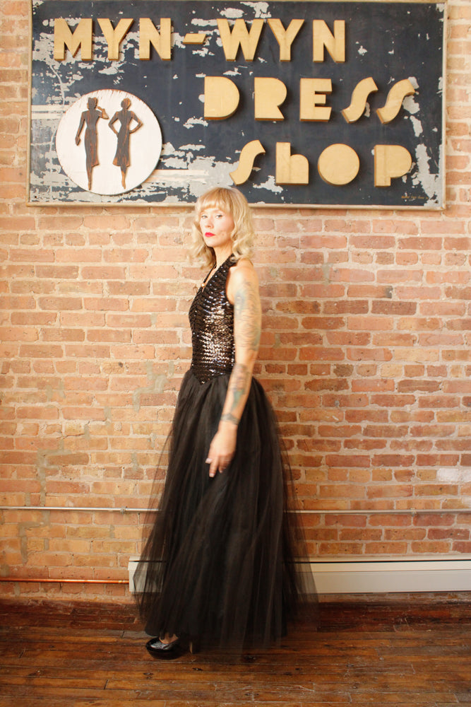 1950s Fred Perlberg Sequin & Tulle Halter Gown - S/M

Sustainable, Eco-friendly, secondhand vintage fashion ~Gorgeous and timeless Ball gown by Fred Perlberg ~Black Sequined Bodice with hook eye halter neckline
