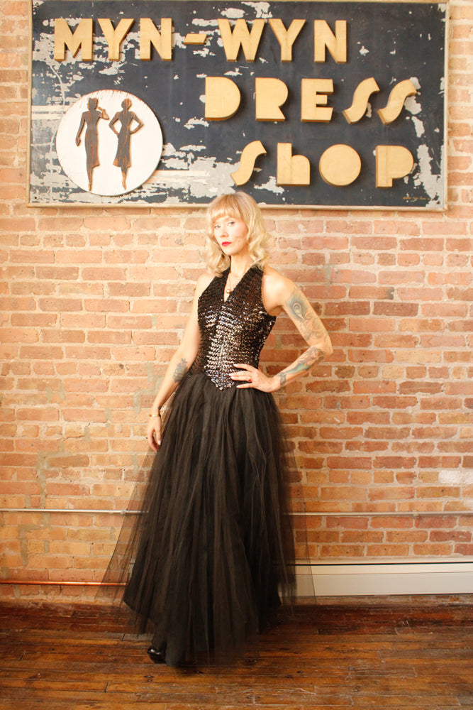 1950s Fred Perlberg Sequin & Tulle Halter Gown - S/M

Sustainable, Eco-friendly, secondhand vintage fashion ~Gorgeous and timeless Ball gown by Fred Perlberg ~Black Sequined Bodice with hook eye halter neckline