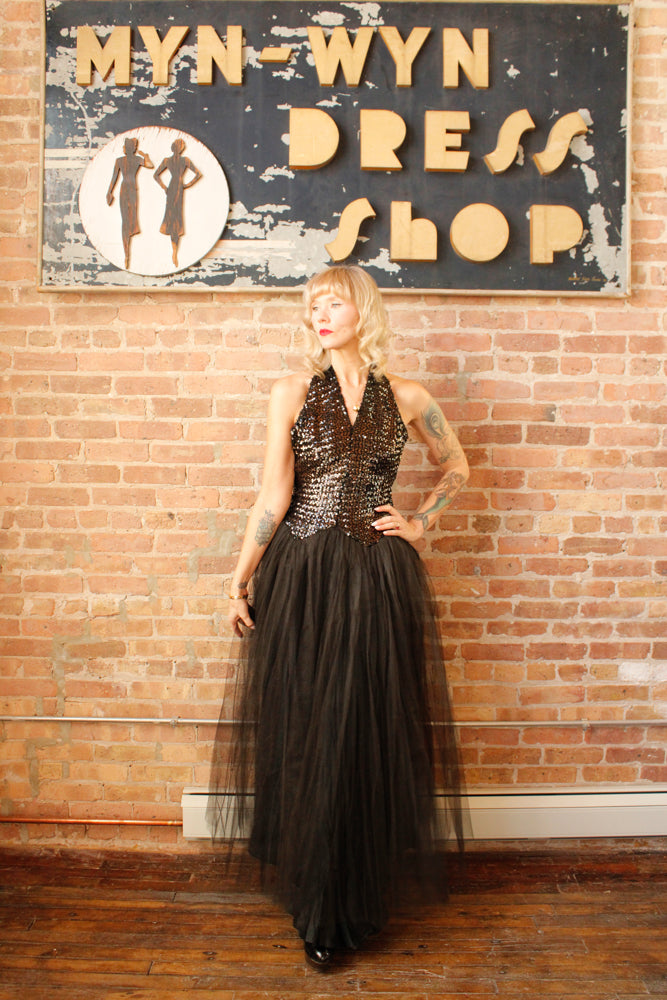 1950s Fred Perlberg Sequin & Tulle Halter Gown - S/M

Sustainable, Eco-friendly, secondhand vintage fashion ~Gorgeous and timeless Ball gown by Fred Perlberg ~Black Sequined Bodice with hook eye halter neckline