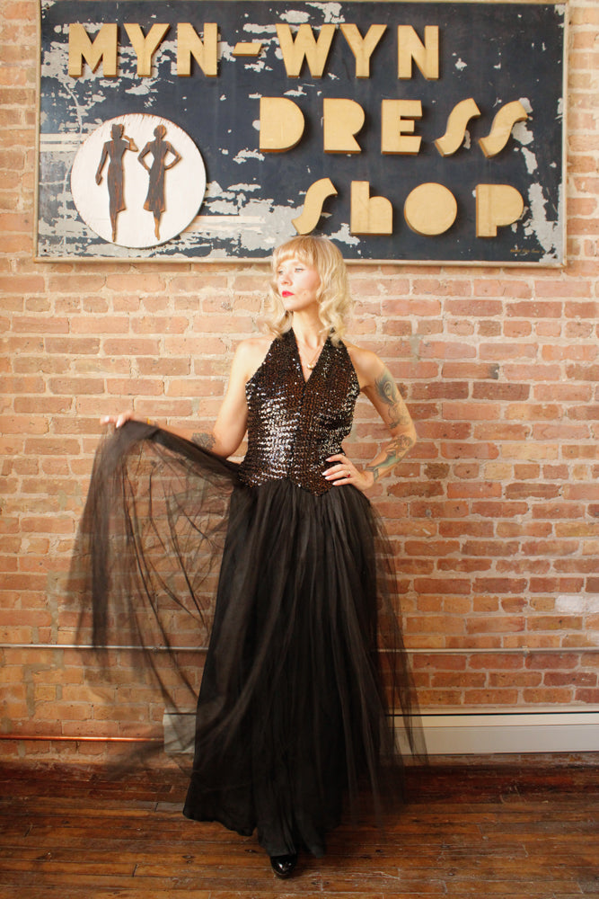 1950s Fred Perlberg Sequin & Tulle Halter Gown - S/M

Sustainable, Eco-friendly, secondhand vintage fashion ~Gorgeous and timeless Ball gown by Fred Perlberg ~Black Sequined Bodice with hook eye halter neckline