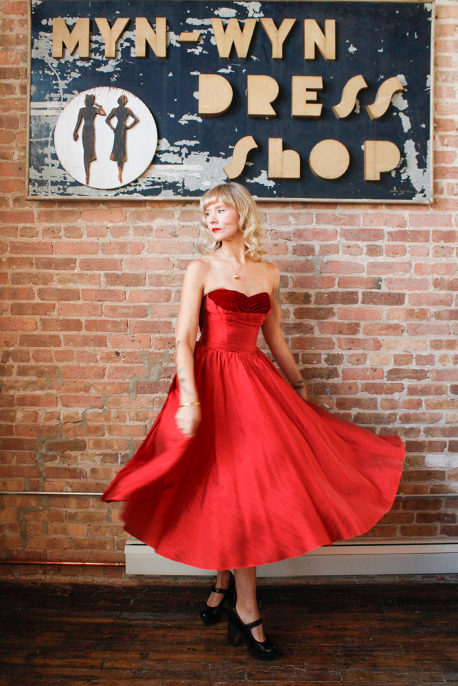 1950s Red Silk & Velvet Cupcake Dress - Xsmall

Sustainable, Eco-friendly, secondhand vintage fashion ~Gorgeous and timeless 1950s party dress