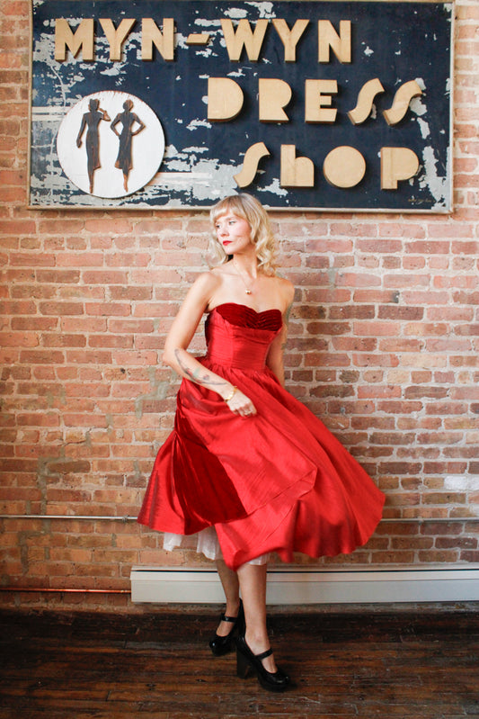 1950s Red Silk & Velvet Cupcake Dress - Xsmall

Sustainable, Eco-friendly, secondhand vintage fashion ~Gorgeous and timeless 1950s party dress