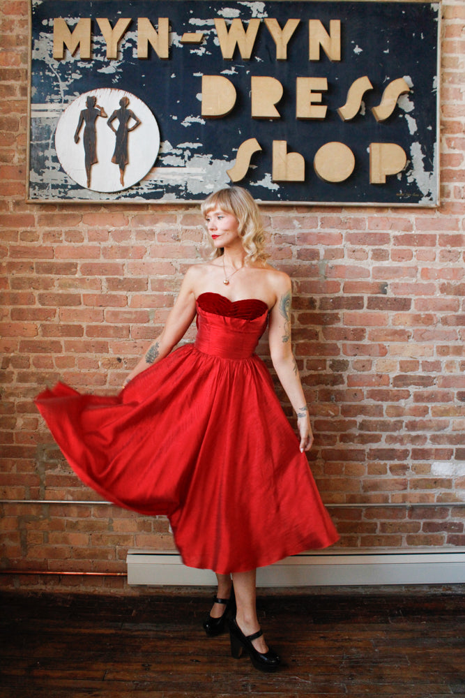 1950s Red Silk & Velvet Cupcake Dress - Xsmall

Sustainable, Eco-friendly, secondhand vintage fashion ~Gorgeous and timeless 1950s party dress