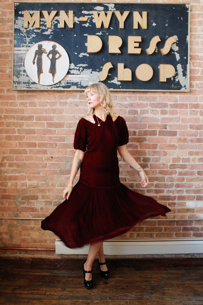 1930s Bordeaux Silk Velvet Vampy Dress - Small

Sustainable, Eco-friendly, secondhand vintage fashion ~1930s Vampy Silk Velvet Dress