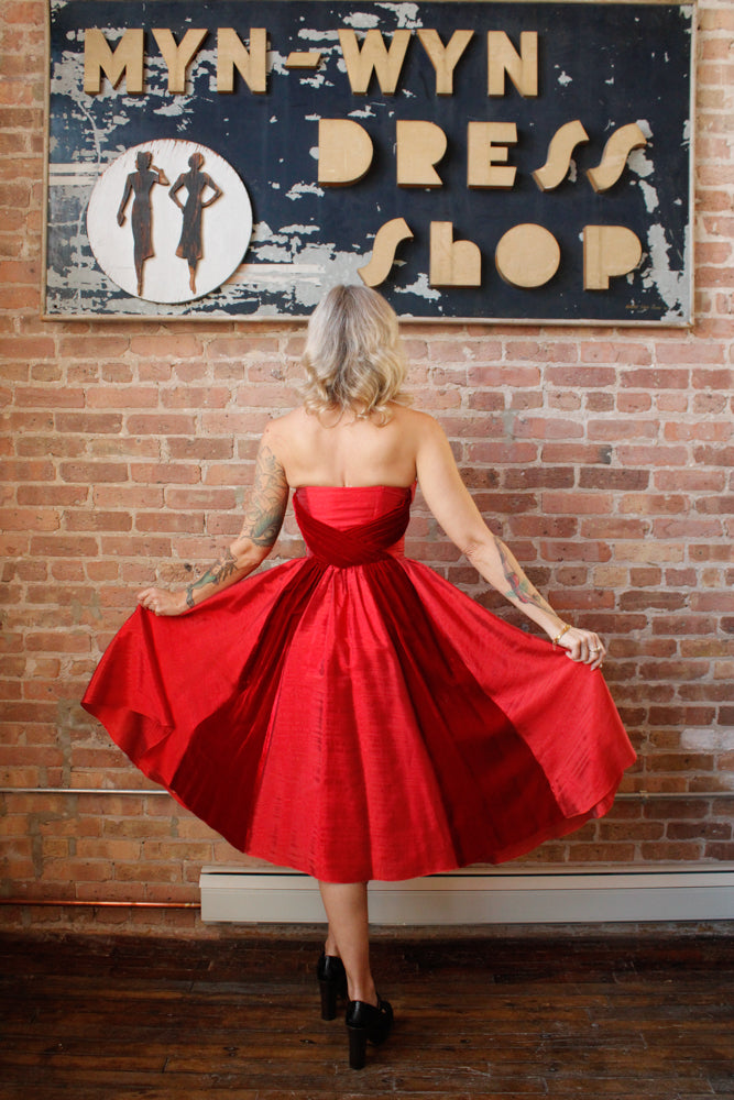 1950s Red Silk & Velvet Cupcake Dress - Xsmall

Sustainable, Eco-friendly, secondhand vintage fashion ~Gorgeous and timeless 1950s party dress