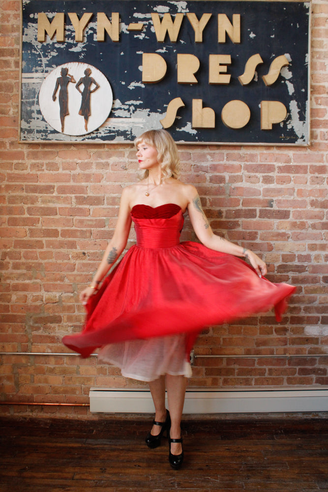 1950s Red Silk & Velvet Cupcake Dress - Xsmall

Sustainable, Eco-friendly, secondhand vintage fashion ~Gorgeous and timeless 1950s party dress