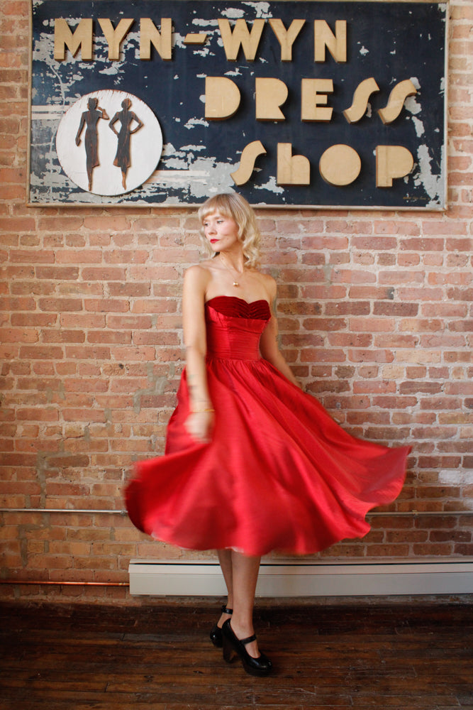 1950s Red Silk & Velvet Cupcake Dress - Xsmall

Sustainable, Eco-friendly, secondhand vintage fashion ~Gorgeous and timeless 1950s party dress