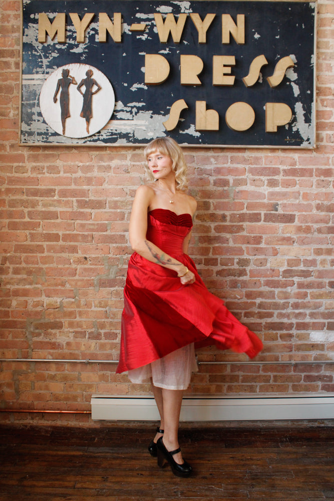 1950s Red Silk & Velvet Cupcake Dress - Xsmall

Sustainable, Eco-friendly, secondhand vintage fashion ~Gorgeous and timeless 1950s party dress