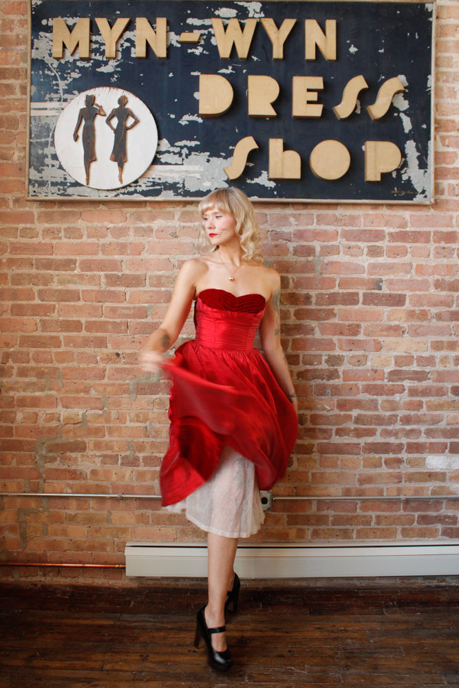 1950s Red Silk & Velvet Cupcake Dress - Xsmall

Sustainable, Eco-friendly, secondhand vintage fashion ~Gorgeous and timeless 1950s party dress