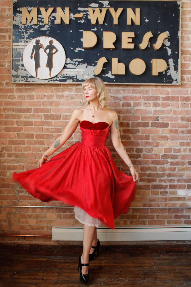1950s Red Silk & Velvet Cupcake Dress - Xsmall

Sustainable, Eco-friendly, secondhand vintage fashion ~Gorgeous and timeless 1950s party dress