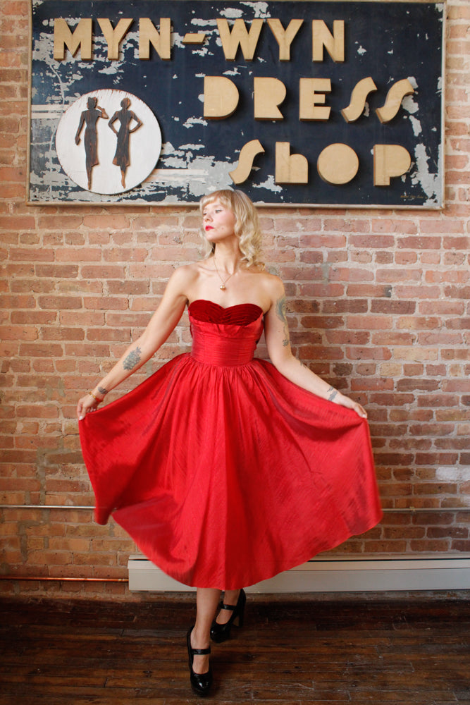 1950s Red Silk & Velvet Cupcake Dress - Xsmall

Sustainable, Eco-friendly, secondhand vintage fashion ~Gorgeous and timeless 1950s party dress